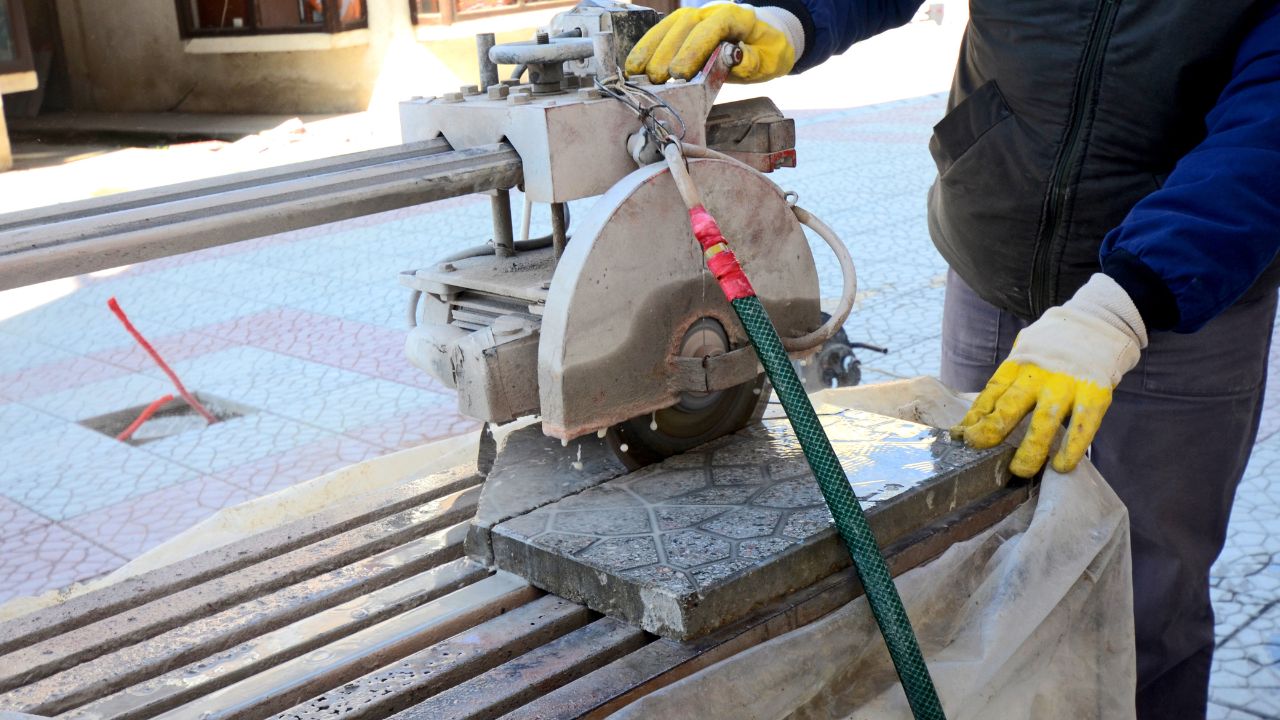 How to Cut Large Tiles with a Wet Saw Expert Guide